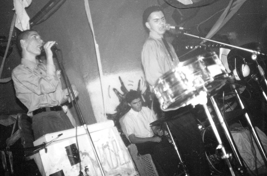 נושאי המגבעת מופיעים במועדון אמדיאוס בירושלים, 1986; משמאל בכיוון השעון: ישי אדר, אלון כהן, אהד פישוף