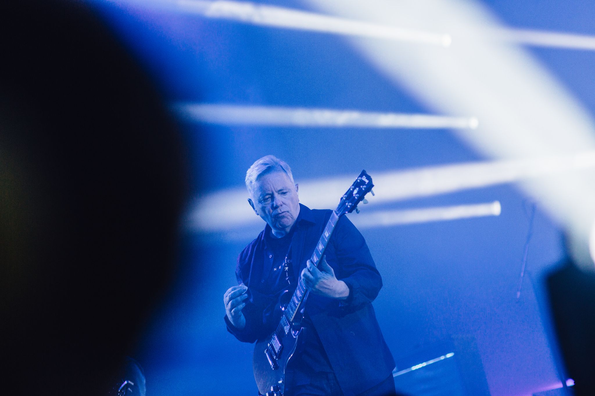ברני מ-New Order: ציניקה והתעלות (צילום: Flow Festival / Sami Heiskanen)