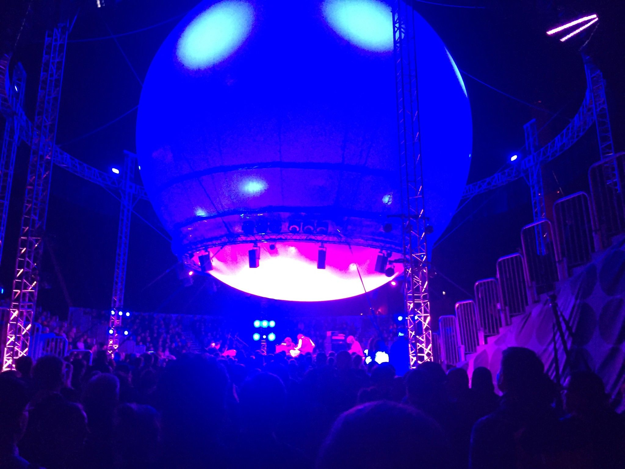 Dungen בבימת ה-Ballon Stage 360 הפסיכדלית (צילום: עידו שחם)