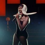 "גרייס ג'ונס: על הבמה" – אייקון לוהט מאחורי מסך עשן