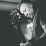 Peter Hook בראיון: "מנצ'סטר נמצאת כרגע בתקופת מעבר בכל מה שקשור למוזיקה"